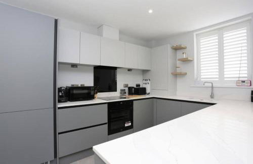 MERAKI 4 by BOURNECOAST - A Modern Apartment with a Patio and Parking - Sea Glimpses - FM8413 - Foto 6