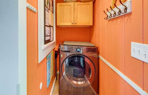 Walk to Winema Road Beach Home with Hot Tub! - Foto 18