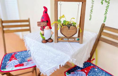 Cozy fairytal garden apartment, Family Friendly, Free parking, 15 Min to Airport - Foto 26