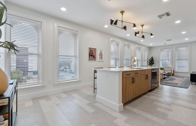 The Continental, powered by Placemakr - Downtown - Market Square - Photo 38