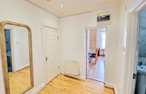 Beautiful Kensington Home with 4 beds, only 3 Minutes walk to Earls Court Station - Photo 21