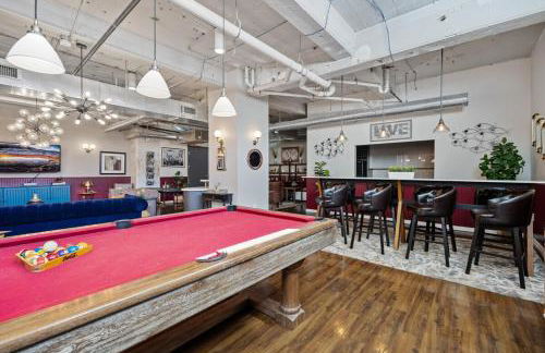 Beautiful Downtown Apartment with Parking, Laundry, & Pool - Photo 34