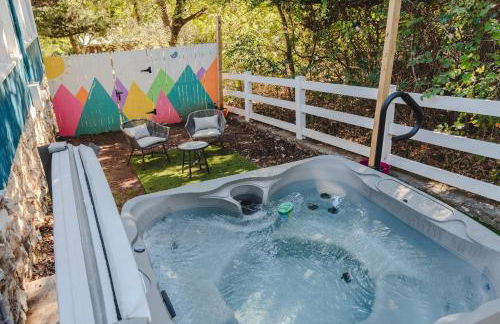 The Bluebird Cottage Style Cabin with Hot Tub near Turner Falls and Casinos - Foto 19