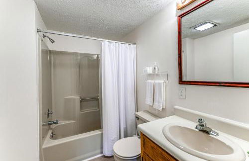 Deck and Community Perks Sky Valley Home! - Foto 25