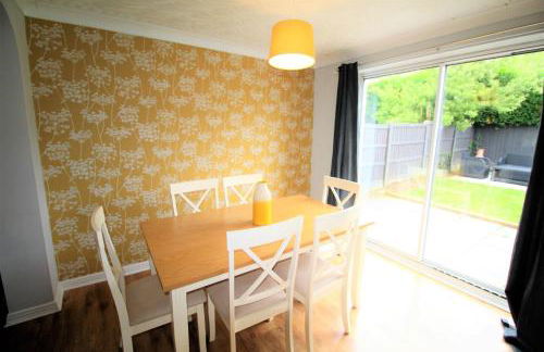 3 Bed Detached - Sleeps 5 - Private Garden & Parking Plus Garage - Quiet Cul De Sac Location - Dog Friendly - Fast Wifi - Close to Motorway Access - Foto 9