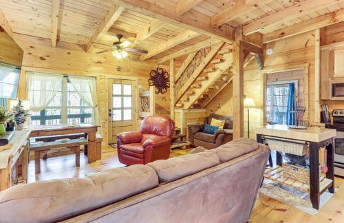 Newly Refreshed! Suches Cabin with Deck, Fire Pit - Foto 8