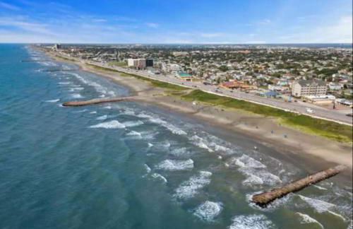 Coastal bungalow with huge yard, comfy deck and close to beach - Foto 40