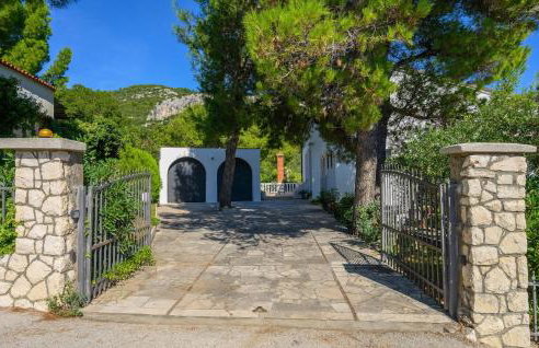 Beautiful Apartment In Klek With Wifi - Photo 2