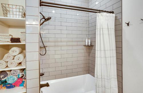 Waterfront Watertown Condo with Patio and Pool Access! - Foto 17