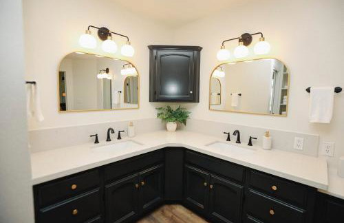 Riverfront Beauty with Pickle Ball Court - Foto 32