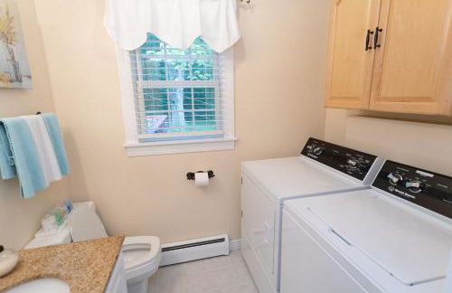 14mi to Mt. Snow! Arcade, Private Suite, King Bed! - Foto 17