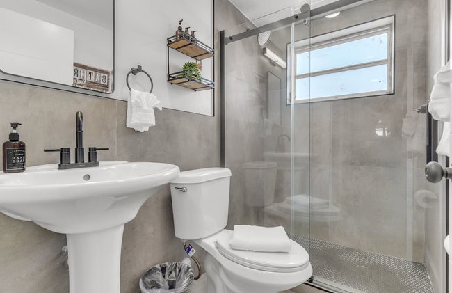 Bayview Regency Apartments By Lowkl - Photo 137