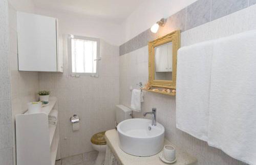 Wave Lullaby, Peaceful Beachfront Retreat in Paros - Photo 24