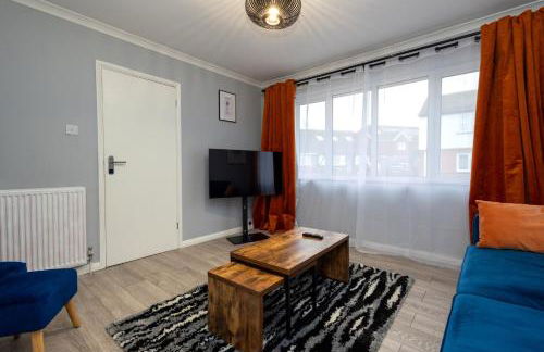 Cozy 2-Bed Detached Bungalow with Parking Woking - Photo 2