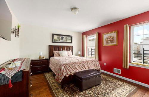 Newark Gem Ruby 3BR, 3BA - Sleeps 14 - Walk to Prudential Center and Newark Penn Station, Near EWR and American Dream Mall, includes Parking - WiFi - Laundry - Backyard - Gym - Foto 10