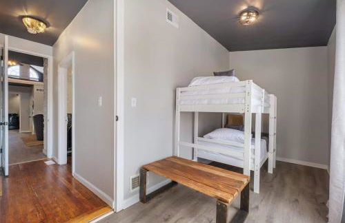 Spacious retreat w private backyard near downtown - Foto 24