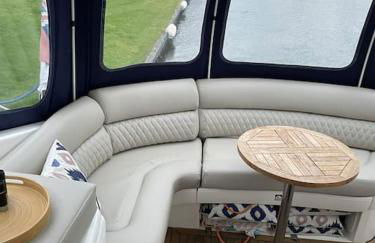 ENTIRE LUXURY yacht 70sqm Oyster Fund - Quiet and relaxing - 2 double bedrooms both en-suite - HEATING - sleeps up to 4 people - moored on our Private Island - nearby LEGOLAND THORPE PARK ASCOT RACES WENTWORTH LONDON Lapland UK -NO Parties - - Foto 15