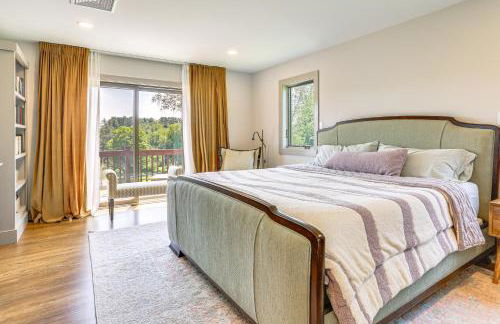 Walk to Bethel Woods Family Home with Deck and Views! - Foto 12