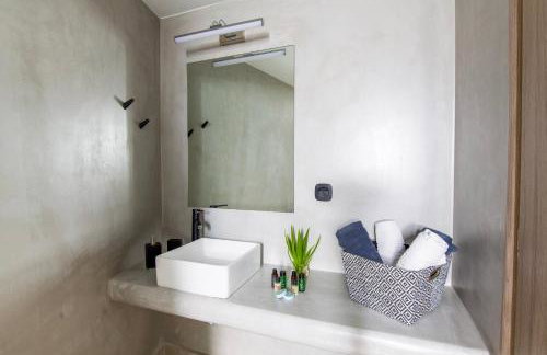 Irini's B & W house with jacuzzi - Photo 20