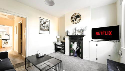 Central Canterbury Gem New Refreshed Decor Sunny Deck Outdoor Furniture FREE Parking 2BR 2BA TOP Location - Foto 5