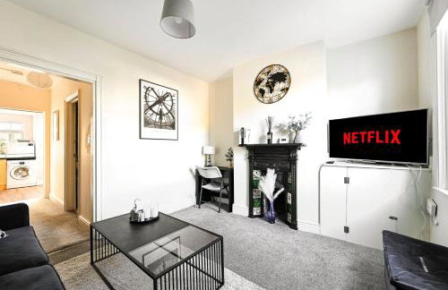 Central Canterbury Gem New Refreshed Decor Sunny Deck Outdoor Furniture FREE Parking 2BR 2BA TOP Location - Foto 5