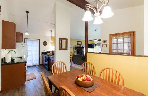 Spacious cozy chalet huge deck over seasonal creek - Foto 7