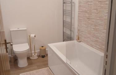 Luxury 1 bed apartment close to Airport and Exhibition centre ideal for short long term stays very cosy nicely furnished for comfort with all mod cons FreeParking on site Free WIFI - Foto 19