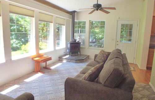 Peaceful Family Cabin on Beautiful Property, Plenty of Hiking and Fishing, 20 minutes from the coast, bordering Siuslaw National Forest, Oregon - Foto 2