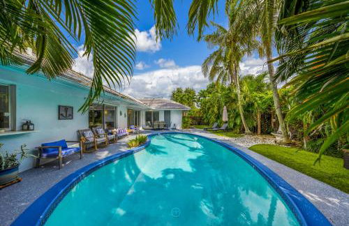 Tropical Villa Retreat with Private Pool & Peaceful Backyard - Stylish Escape in a Tranquil Residential Area - Foto 51