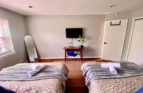 Easy PATH&Bus access- NYC| designer home + Deck. - Photo 51