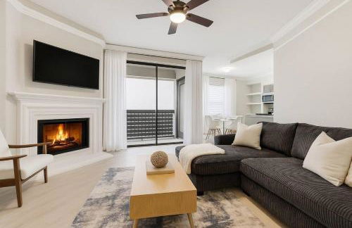 Chic 2BR Boho-Chic Retreat Garage, Pool, Gym - Photo 1