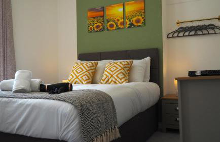 4 Bed - Parking - Close to M4 - Ideal for Work - Foto 1