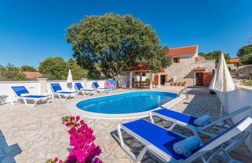 The Grandfather's courtyard villa with heated pool - Foto 4