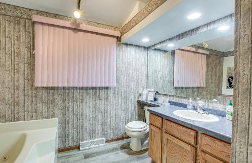 Versatile Castle Rock Lake Home with Fire Pit! - Foto 16