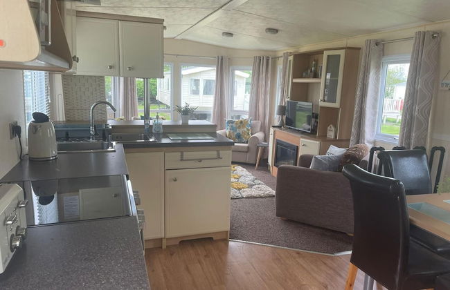 Remarkable 2-bed Villa Caravan in Driffield - Photo 3