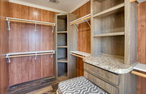 Fishermans Paradise Lake-View Home in Many! - Foto 13