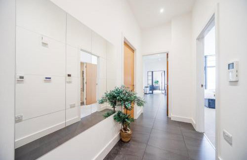 Stylish 2 bed Flat in London with River Thames views Access to boat rides into London-Near O2 Arena and Excel, Fast Wi-Fi, Free Parking, Excellent links Elizabeth and Southeastern Train Line - Foto 9