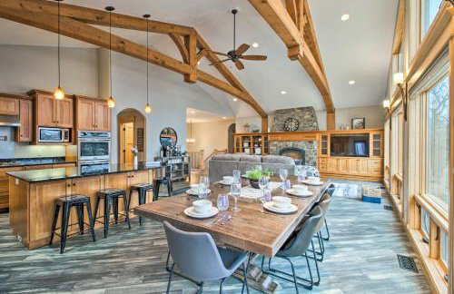 Dock, Hot Tub and Game Room Luxe Lake Latoka Home - Foto 1