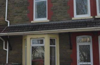 Entire 3 bedroom house near Caerphilly station - Foto 1