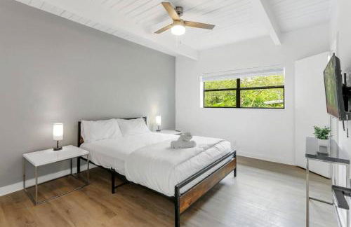 Oakland Oasis 4BDHeated PoolSpa5min to beach - Photo 22