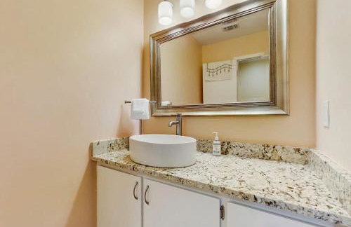 Cozy Dog-Friendly Home WITH Full Kitchen, Patio & Backyard, Close to Golf Course - Foto 20
