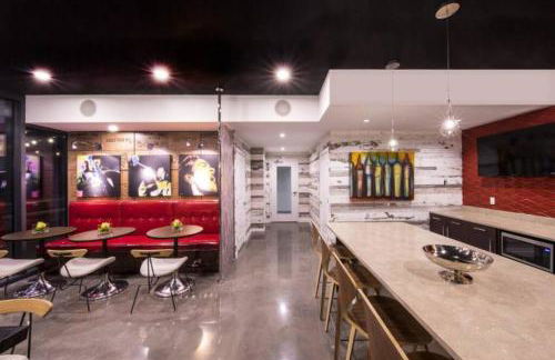 The Luxe -Highrise, Balcony, Year-round Pool, City View! - Foto 12