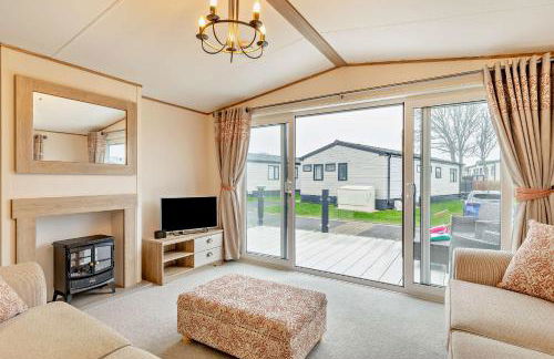 Binky Lodge Stylish Cosy 3-Bedroom Holiday Lodge Hoburne Naish Barton on Sea - Photo 10