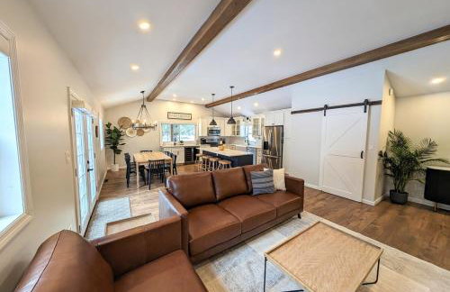 Luxurious Lake Retreat with Hot Tub and Walk to Beach - Foto 8