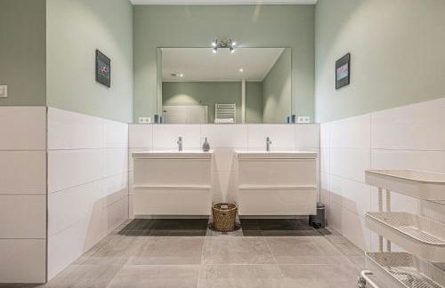 Traditional Architecture Meets Modern Design - Photo 35