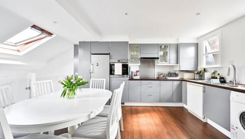 New Chic 3-Bed Flat in Clapham - Photo 3