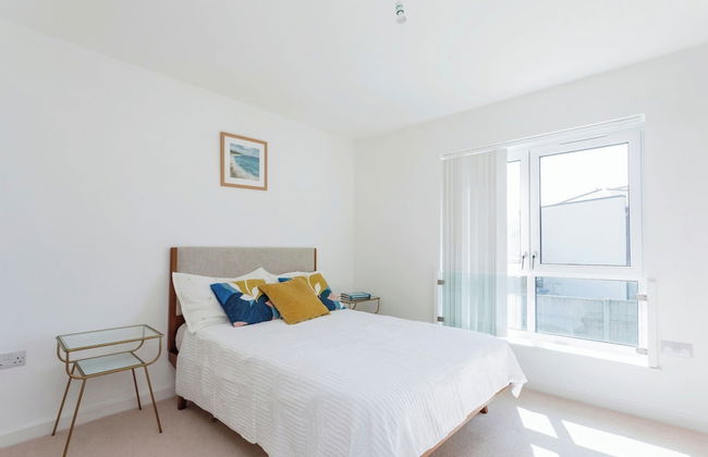 Luxurious 4 BH Home Near Willen Lake Ideal for Families & Business Stays! - Photo 1