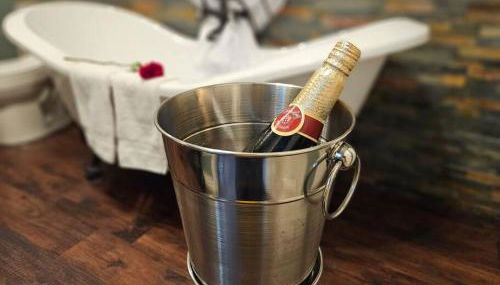 Private Cabin- Breakfast - Double Tub - 75in TV - SUP - Washer Dryer - BBQ - Foto 3