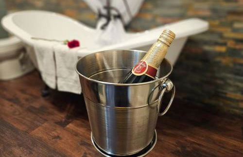 Private Cabin- Breakfast - Double Tub - 75in TV - SUP - Washer Dryer - BBQ - Photo 3