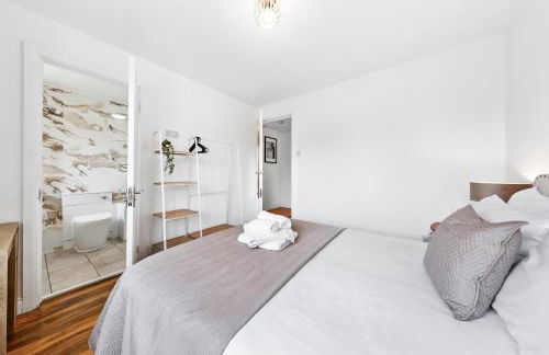 4 Bedroom House by Homestyles Hosts - Short Lets and Serviced Accommodation Islington - Private En-Suite - Foto 76